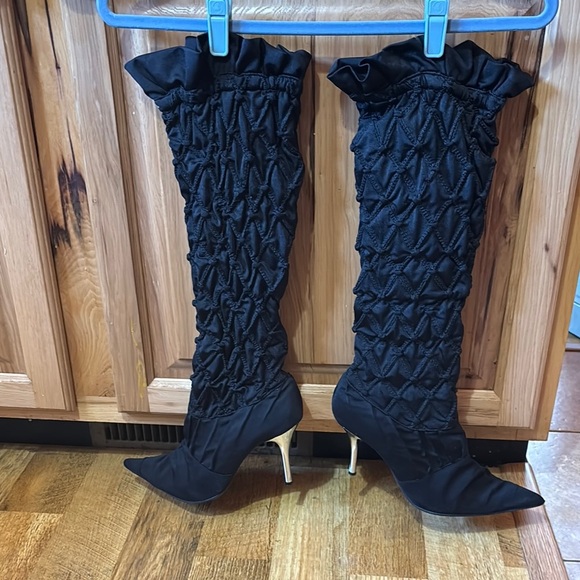 Wild Rose Black Stiletto Heeled Boots with Ruched Design - Picture 2 of 8